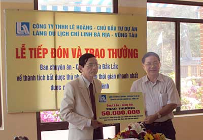 Ông Lê Ân trao 50 triệu đồng cho Thiếu tướng Huỳnh Huề.